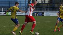 Fotbalisté Starého Města (žluté dresy) v 8. kole I. B třídy skupiny C přetlačili Slavkov 2:1.