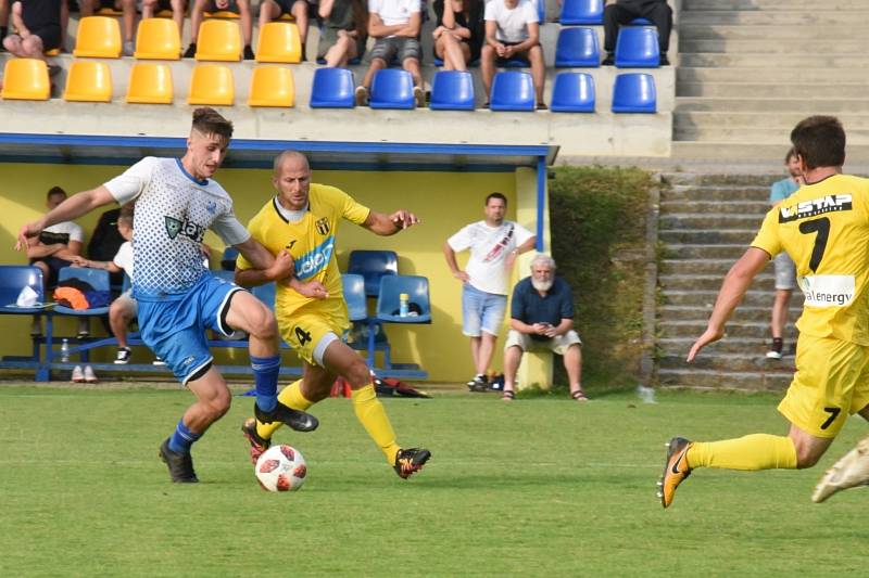 Fotbalisté divizního Strání (ve žlutých dresech) prohráli doma s třetiligovými Otrokovicemi 1:3.