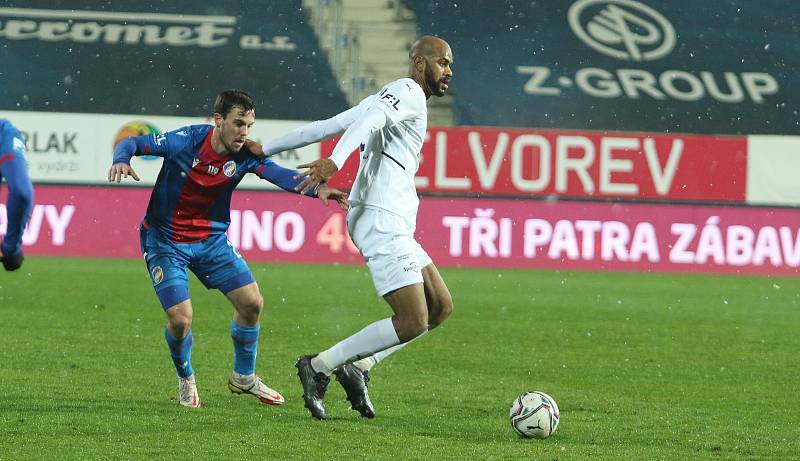 Fotbalisté Slovácka (bílé dresy) prohráli ve šlágru 17. kola FORTUNA:LIGY s Plzní 1:2.
