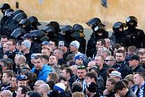Policisté dohlíží na fanoušky zápasu Slovácko - Baník. Ilustrační foto