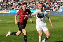 Fotbalisté Slovácka (bílé dresy) remizovali doma se Spartou Praha 1:1.
