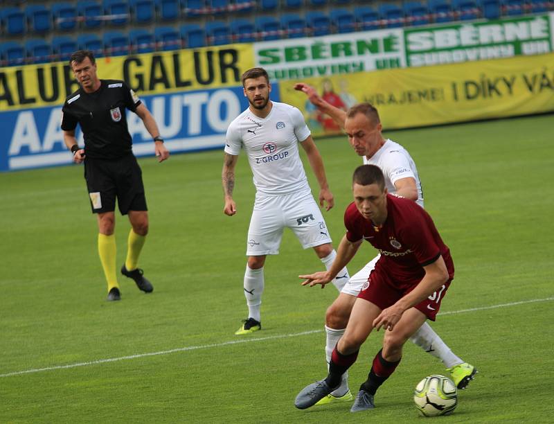 Fotbalisté Slovácka (v bílých dresech) proti pražské Spartě