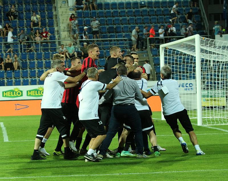 Fotbalisté Slovácka (bílé dresy) skončili ve druhém předkole Evropské konferenční ligy.