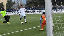 Fotbalisté Slovácka (v bílých dresech) na umělé trávě v Uherském Brodě přehráli druholigové Vítkovice 4:0. Foto: Deník/Stanislav Dufka