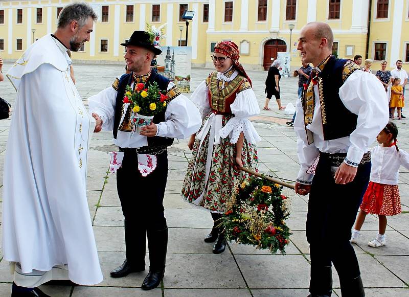 V ulicích poutního Velehradu se v sobotu tancovalo, zpívalo, hrálo a veselilo. Konaly se tam hody.