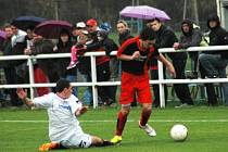 Fotbalistům Starého Města (v tmavém) v souboji s Jarošovem dlouho do skoku nebylo. Za stavu 0:2 ale dokázali zabojovat a získali alespoň bod.