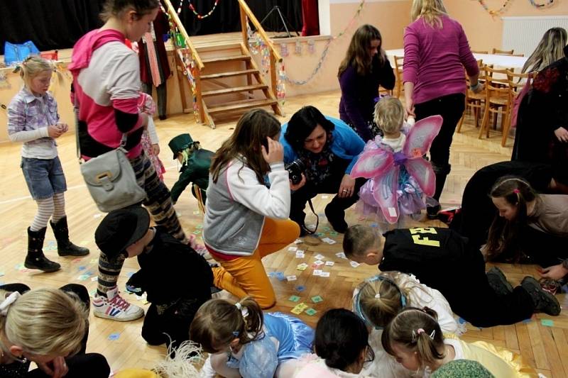 V nedakonickém kulturáku si osmdesát dětí užívalo při karnevalovém veselí spousty her a soutěží.