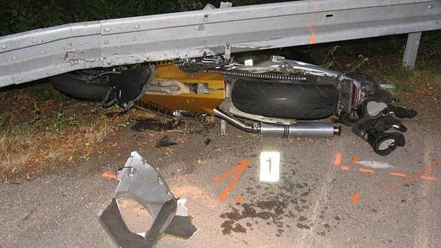 Život motorkáře z Hané si vyžádala dopravní nehoda, která se stala v neděli 18. září navečer na silnici I/50 v buchlovských kopcích. 