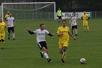 Fotbalisté Nedakonic (bílé dresy) v domácím hodovém duelu zdolali společný tým Traplic a Jankovic 3:1.