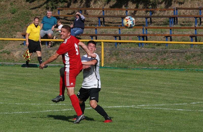 Fotbalisté Ořechova (bílé dresy) v prvním zápase nové sezony zdolali Uherský Ostroh 7:2.