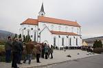 Po zádušní mši v kostele svatých Cyrila a Metoděje v Březové pohřbili v sobotu 17. listopadu odpoledne na tamním hřbitově sestry Klárku a Beatu Dulínkovy z Lopeníku.