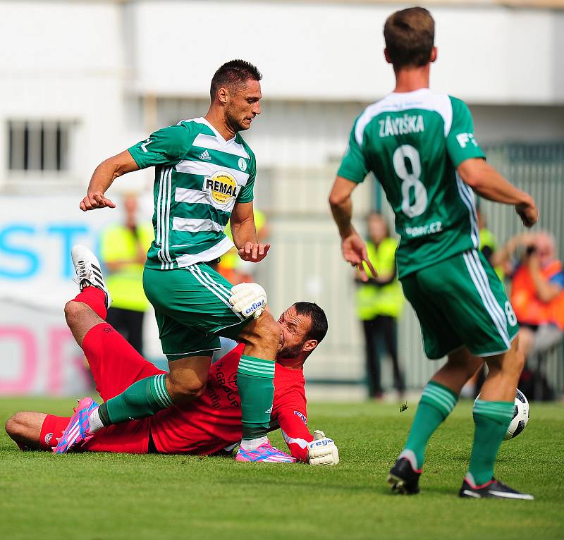 Fotbalové utkání Fortuna ligy mezi celky Bohemians Praha 1905 a 1. FC Slovácko 22. července v Praze. Evgeny Kabaev vs. Michal Daněk.