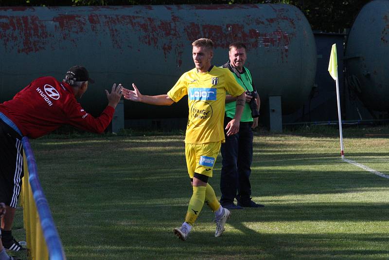 Fotbalisté Strání (žluté dresy) ve 2. kole krajského poháru zvítězili na hřišti sousedního Slavkova hladce 6:0.