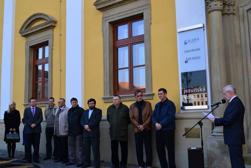 U hlavní křižovatky v Hradišti a na tamní jezuitské koleji visí od pátku bronzové destičky.