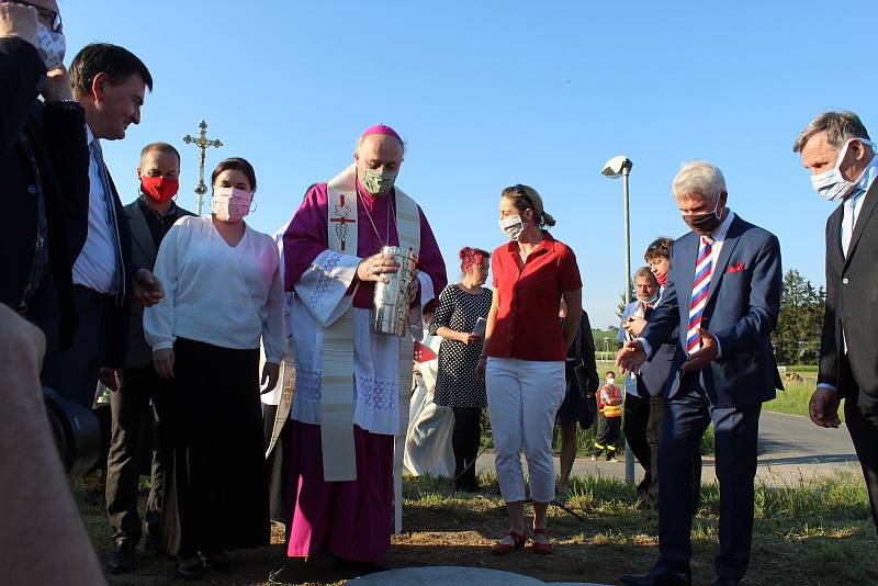 Uzávěr zdobí papežský znak Jana Pavla II. Dno pak otisk pamětní medaile vydané ke 20. výročí papežova pontifikátu v roce 1998.