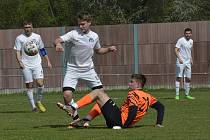 Fotbalisté Slovácka C (bílé dresy) remizovali na hřišti v Sadech s Hlukem B 1:1.