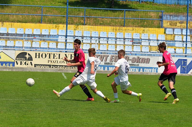 Mladší dorostenci Slovácka (bílé dresy) přehráli Znojmo 6:1.