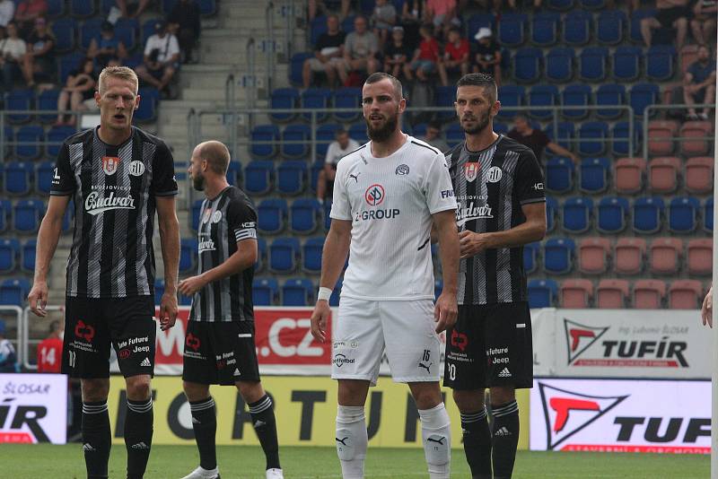 Fotbalisté Slovácka (bílé dresy) ve 2. kole FORTUNA:LIGY hostili České Budějovice.