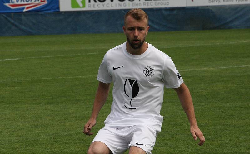 Tým FC Vinaři České republiky (bílé dresy) se dostal na domácím mistrovství Evropy ve fotbale až do finále, když Německo porazil na penalty.