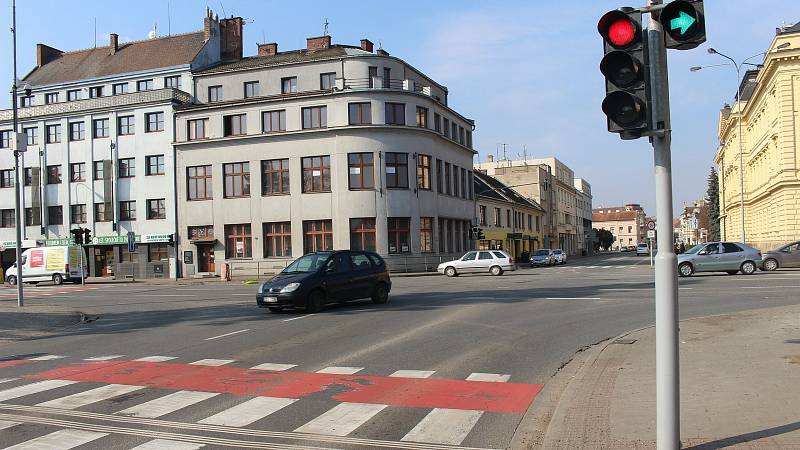 Hlavní křižovatka v Uherském Hradišti. Březen 2021 před opravou.