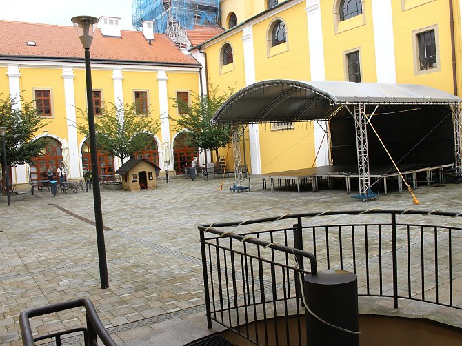 Uherské Hradiště bude mít o Vánocích umělé kluziště. Instalováno bude na nádvoří bývalé Jezuitské koleje.