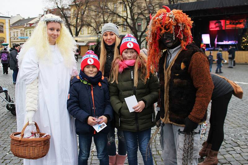 Na Masarykově náměstí v Uherském Hradišti se v úterý 5. prosince uskutečnil Mikulášský rej.