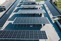 Druhé největší solární parkoviště v republice dokončují v České zbrojovce Uherský Brod