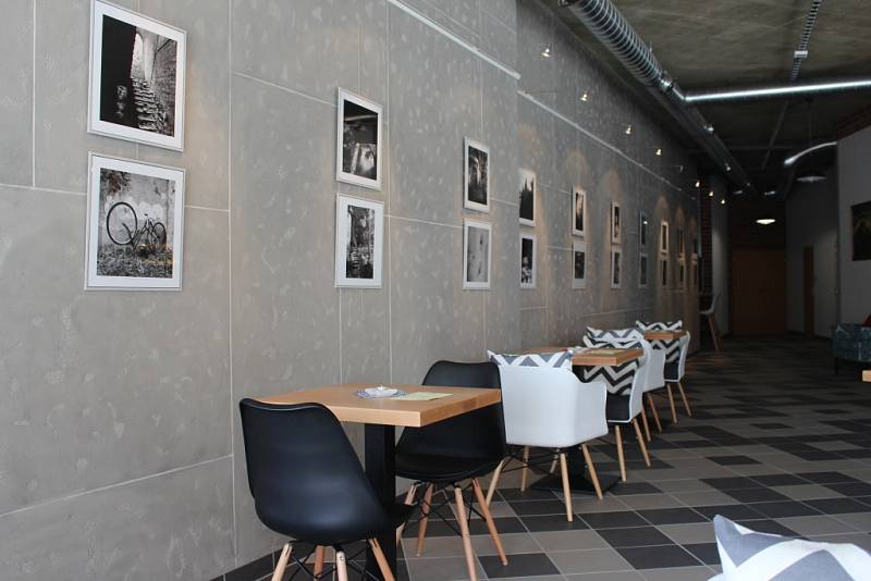 Výstava Nebe a peklo v uherskohradiš­ťském Kafe Patriot zachycuje opuštěná místa. Autorem fotografií je Jaromír Carda. 