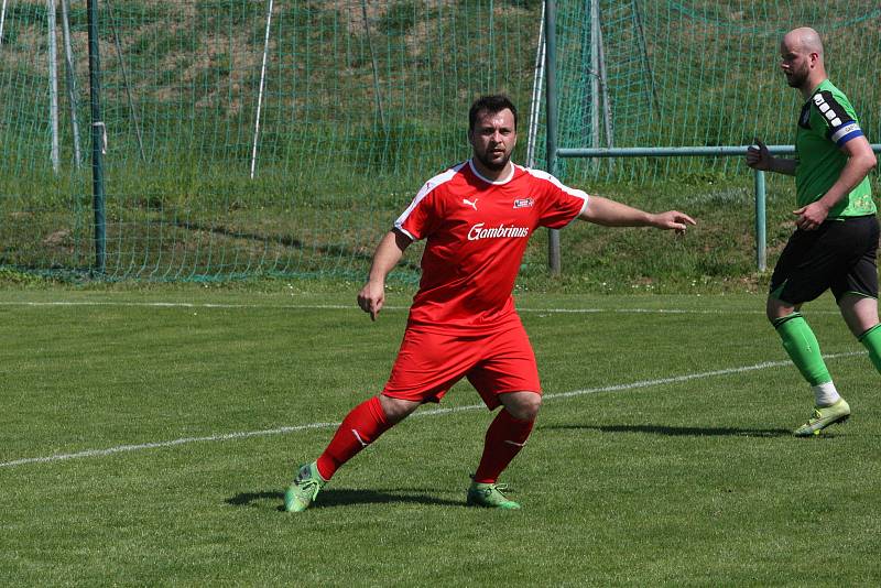 Fotbalisté Zlechova (zelené dresy) ve 22. kole krajské I. A třídy skupiny zdolali Újezdec 2:1 a přiblížili se záchraně.