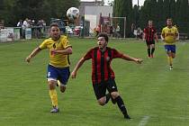 Fotbalisté Starého Města (žluté dresy) vyhráli derby ve Zlechově 3:1.