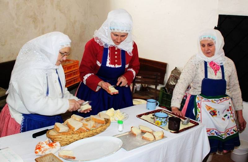 Tetky z Ježova zpívaly, stloukaly máslo a mazaly s ním chleba. 