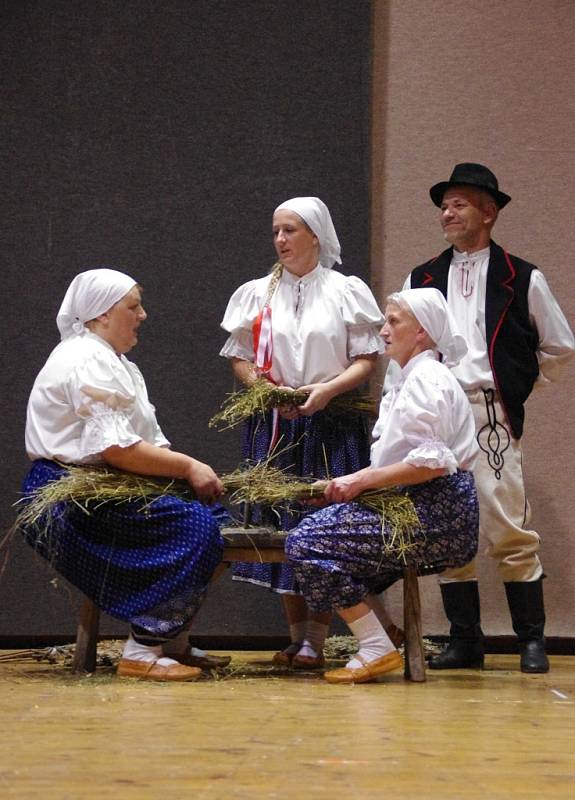 Ovčí sýr, žinčicu, halušky, hafirovicu, výrobky lidových tvůrců, hudbu v podání gajdošů, hru na zvonce, tanec i zpěv. To všechno v sobotu a v neděli přivezli do Vlčnova lidé ze slovenského regionu Orava, aby tam svůj představili svůj rodný kraj.