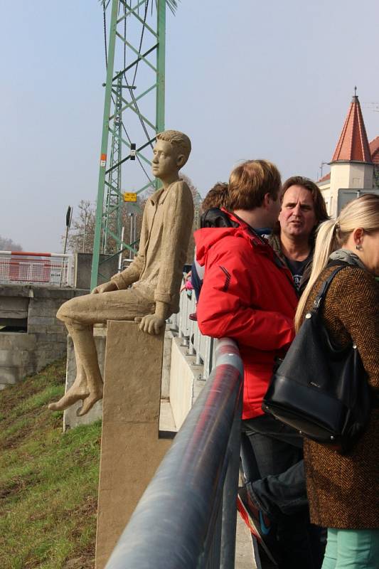 V hradišťských Rybárnách stojí socha připomínající místo narození Jana Antonína Bati.