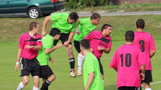 Fotbalisté Topolné remizovali v sousedském derby s Bílovicemi (v zeleném) 3:3.