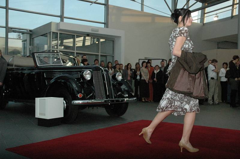 Otevření nejmodernějšího autosalonu Audi v České republice, který sídlí v Uherském Hradišti, se neobešlo bez populární zpěvačky Terezy Kerndlové a krásných modelek.
