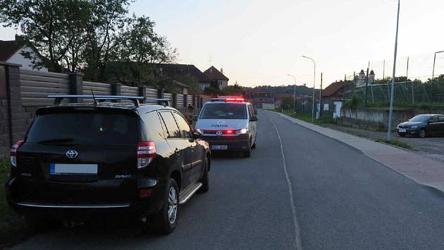 V úterý 10. srpna mezi 14. a 19. hodinou poškodil prozatím neznámý pachatel u koupaliště v Bojkovické ulici Tovární zaparkovaný automobil značky Toyota RAV4 černé barvy a způsobil tak majiteli vozu škodu dvacet tisíc korun.