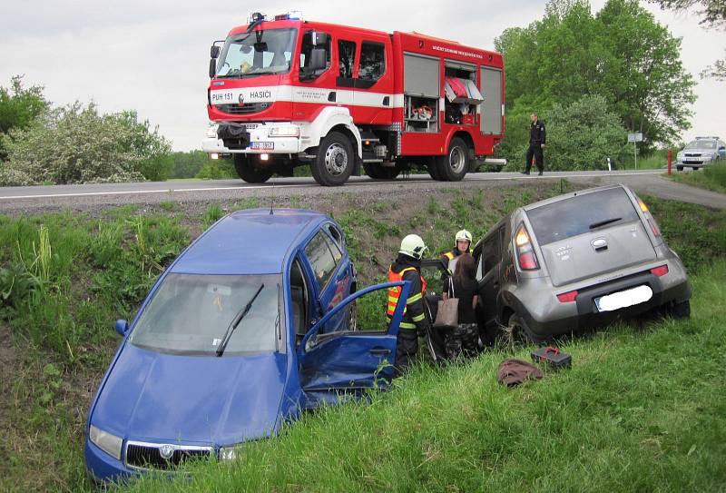 Při dopravní nehodě u Bystřice pod Lopeníkem zasahoval i vrtulník.