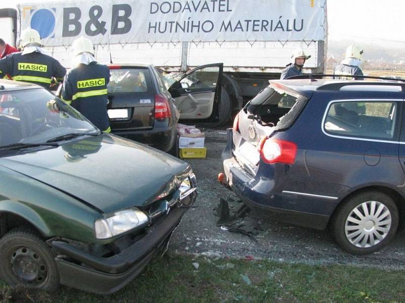 3. dubna v 8:39 došlo na křižovatce u Ostrožské Lhoty k vážné dopravní nedodě 3 osobních vozů a jednoho nákladního.