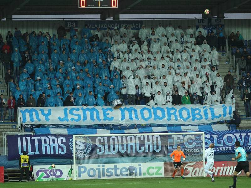 Modrobílé „pláštěnkové“ choreo fanoušků Slovácka.