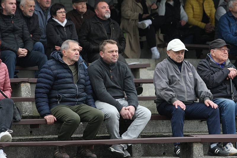 Fotbalisté Hluku (modré dresy) zakončili podzimní část sezony domácí výhrou nad Nivnicí 3:1.