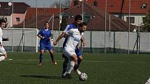 Fotbalisté Kunovic (modré dresy) otočili domácí zápas s Fryštákem, který na umělé trávě porazili 2:1.