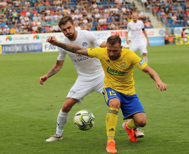 Fotbalisty Slovácka (v bílých dresech) čeká v sobotu derby se Zlínem. 