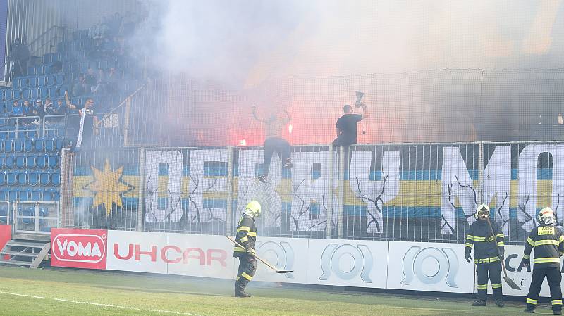 Fotbalisté Slovácka ve 24. kole FORTUNA:LIGY hostili sousední Zlín. Fanoušci FC Trinity Zlín na sebe několikrát nevhodně upozornili. Pyrotechnika byla v permanenci.