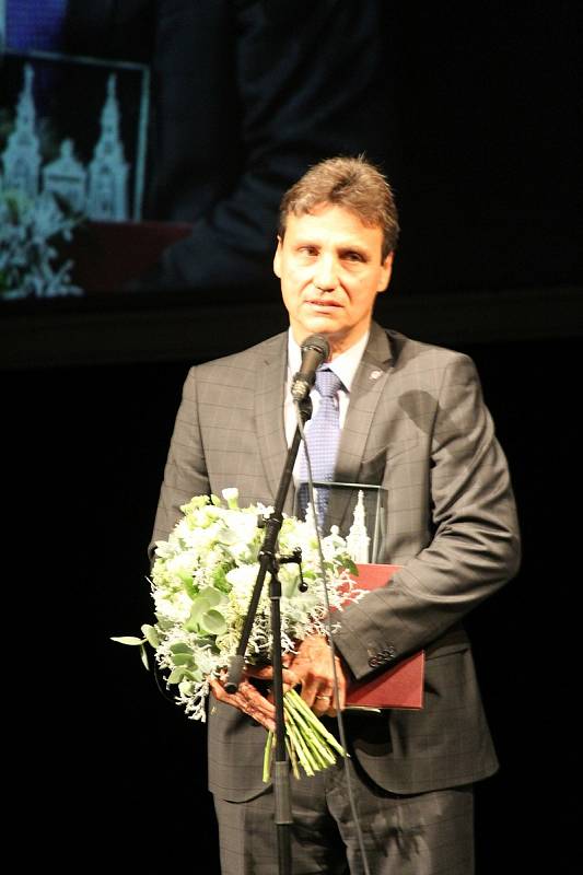 Předávání Cen města Uherské Hradiště ve Slováckém divadle, 15. října 2021. Za rok 2020 dostala cenu Uherskohradišťská nemocnice, za kterou ocenění převzal její ředitel Petr Sládek (na snímku).