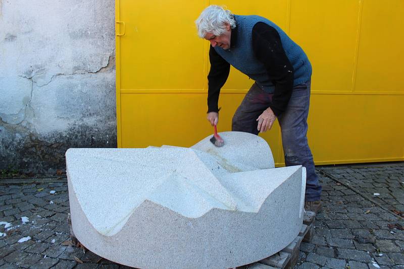 Otmar Oliva po pěti letech rozbalil náhrobní kámen pro Miroslava Zikmunda, čistí jej a chystá k finálnímu dokončení.