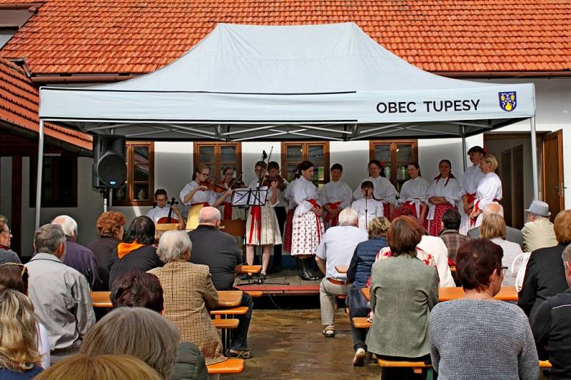 Josef Lapčík daroval Tupesům text knihy Vzpomínání a představil návštěvníkům tamního muzea keramické figurky, které prošly žárem ohně. 