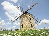 Nově postavený větrný mlýn v obci Jalubí podle historické předlohy původního mlýna.