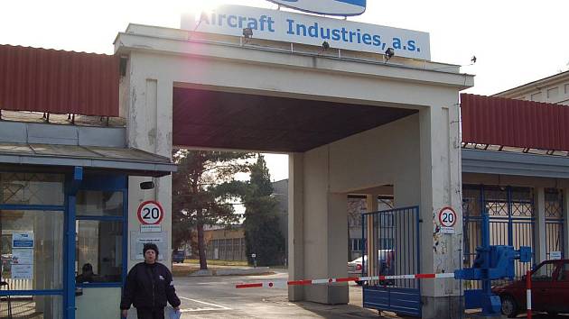 Vstup do areálu Aircraft Industries. Ilustrační foto.