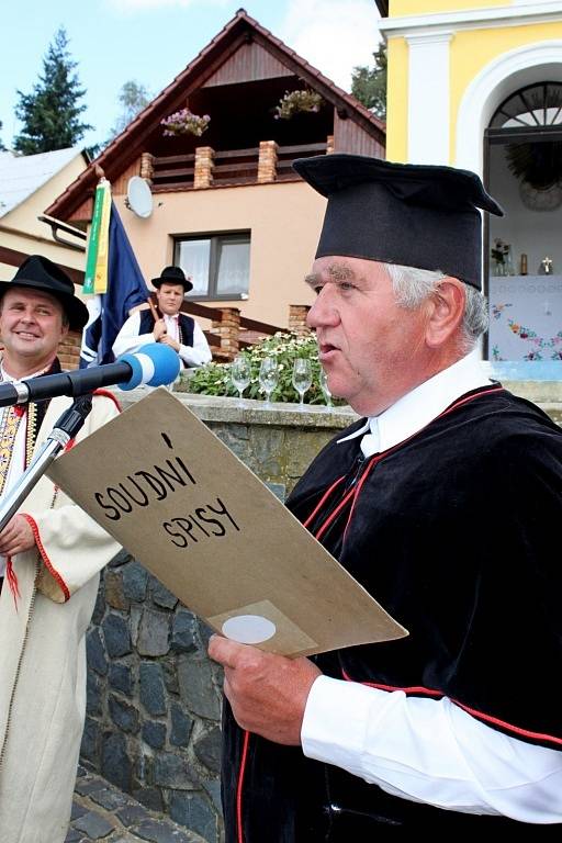 Vinný mok a burčák tekl před domy vinařů. Ochutnávala jej nejen rada starších, ale i občané.  