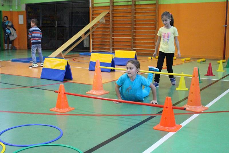 Na dnu otevřených dveří ve Sportovní škole Uherské Hradiště si mohly děti s rodiči vyzkoušet jak výtvarné, hudební či jazykové dovednosti, tak sportovní aktivity v tamní tělocvičně.